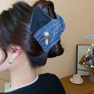 Grande pince à cheveux avec nœud en denim bleu et perle pour chignons élégants