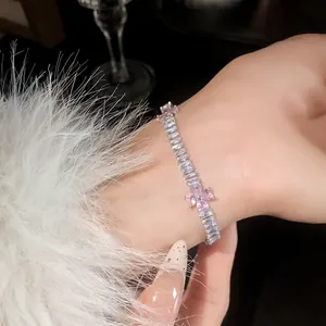 Detailansicht eines Zirkonia-Blumenarmbands im koreanischen Stil auf dem Handgelenk.