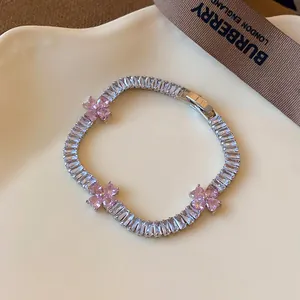 Nahaufnahme eines exquisiten Zirkonia-Blumenarmbands mit rosa Herzsteinen