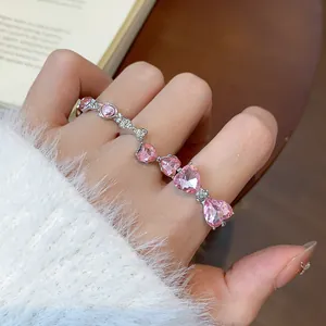 Vista dettagliata di un elegante anello aperto con pietre rosa a forma di cuore