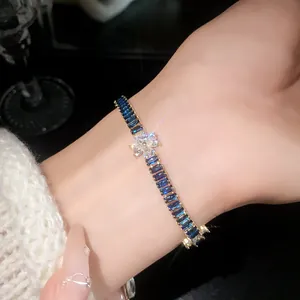 Zartes Armband mit blauen Zirkonia und Blumenmotiv im eleganten koreanischen Stil.