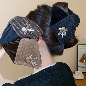 Pinces à cheveux élégantes avec nœud en tissu sur les cheveux coiffés du modèle
