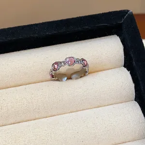 Primo piano elegante di un anello con cuori di cristallo rosa e montatura in argento