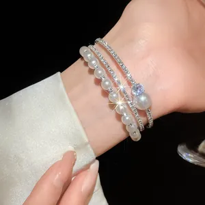 Dettaglio di un bracciale multistrato di lusso con perle eleganti e strass scintillanti