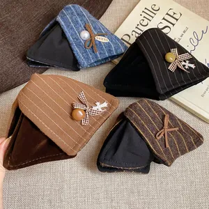 Gros plan d'élégantes pinces à cheveux triangulaires avec nœuds en tissu variés