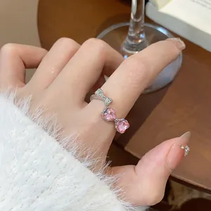 Primo piano di un anello in argento con un fiocco in cristallo rosa a forma di cuore