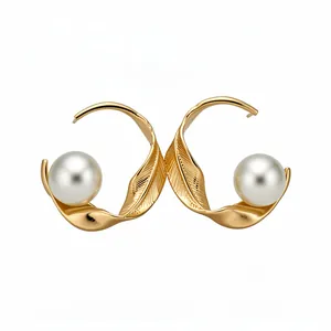 Pendientes elegantes de hoja de oro retorcida con grandes perlas blancas para mujer.