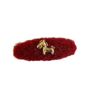 Elegante fermaglio per capelli in lana rossa con ciondolo a cavallo dorato, retrò