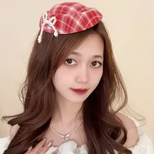 Elegante fermaglio per capelli a mini cappello scozzese rosso con fiocco di perle