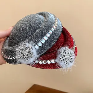 Dettaglio di mini mollette per capelli a cappello di Natale con fiocchi di neve in strass e glitter