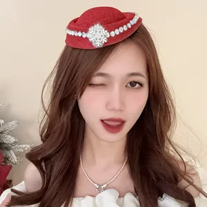 Primo piano di un accessorio per capelli a cappello di Natale rosso su modella