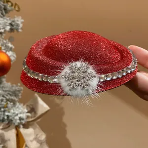 Dettaglio fermaglio per capelli cappello di Natale rosso glitter con fiocco di neve
