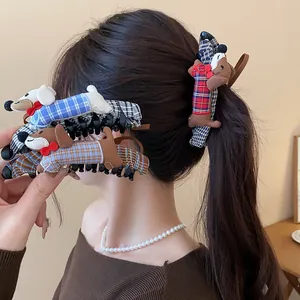 Vista detallada de pinzas para el cabello de tela con diseño de perro salchicha en una modelo
