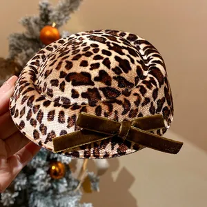 Vista dettagliata di un accessorio per capelli leopardato con fiocco di velluto per l'inverno