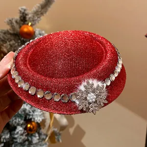 Elegante fascinator natalizio rosso glitterato con fiocco di neve in strass e perle