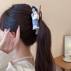 Vista detallada de la linda pinza para el cabello de tela de perro salchicha con lazo en coleta