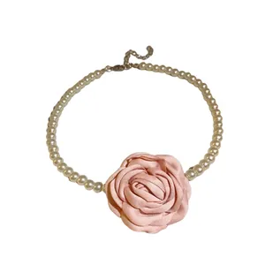 Elegante Perlenkette mit einer großen rosa Stoffrose, französischer Schmuck für Damen