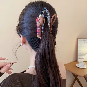 Pinza para el pelo de perro salchicha de tela en una coleta para un estilo lindo