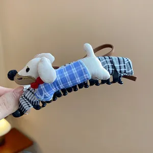 Vista lateral detallada de una linda pinza para el pelo de perro salchicha de tela suave