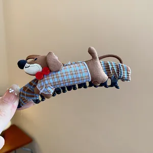 Pinza de pelo de perro salchicha de tela con camisa de cuadros azul y lazo rojo detalle