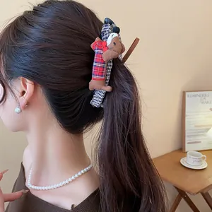 Vista detallada de una linda pinza para el cabello de tela de perro salchicha a cuadros