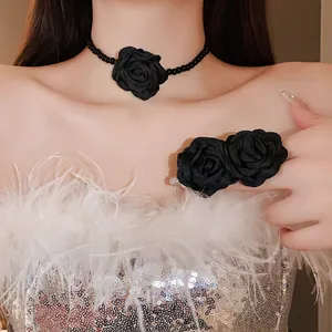 Detailansicht eines französischen Chokers mit schwarzen Rosen und Haarspange