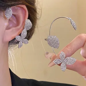 Elegante pendiente de clip de flor con diamantes de imitación plateado para mujer