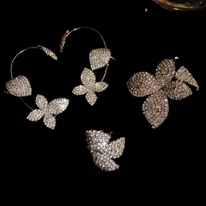Elegante conjunto de joyas de mariposa con diamantes de imitación sobre fondo negro