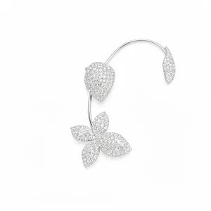 Elegante manguito de oreja de flor de plata con diamantes brillantes para mujer.