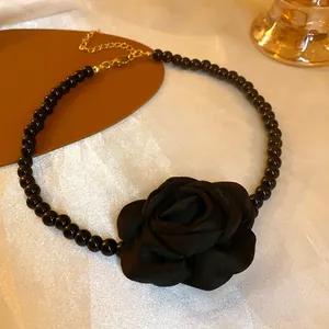 Elegante schwarze Stoffrosen-Halskette mit dunklen Perlen für stilvolle Damen im Retro-Look