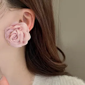 Eleganter großer rosa Stoffrosen-Ohrring für Damen, süßes französisches Blumen-Accessoire-Detail