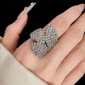 Vista detallada de un anillo floral de lujo con brillantes diamantes de imitación