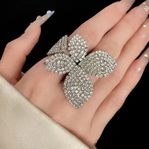 Primer plano de un anillo de lujo con forma de flor incrustado de brillantes imitaciones
