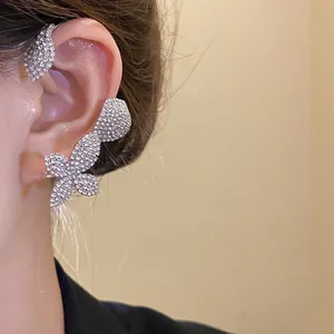 Primer plano de un brazalete de oreja de mariposa con pedrería brillante para mujer