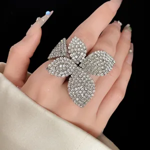 Primer plano de un glamuroso anillo de flor de gran tamaño adornado con pedrería brillante