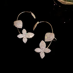 Elegantes pendientes de flores con brillantes cristales detallados sobre un fondo negro profundo