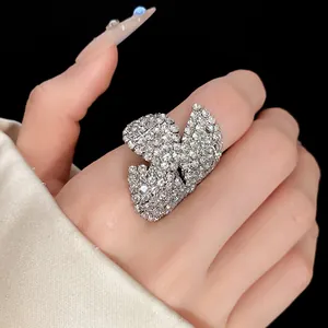 Anillo de mariposa brillante totalmente incrustado con diamantes de imitación claros