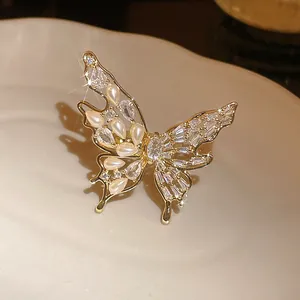 Elegant gold-plated butterfly ring with sparkling zircons and delicate pearls detail.