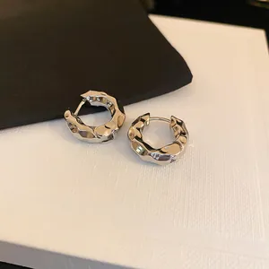 Eleganti orecchini a cerchio in argento con pieghe irregolari in stile francese moderno