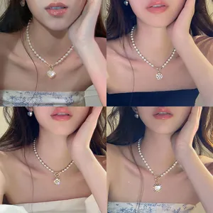Collier en Perles Artificielles à la Mode Pendentif Coeur Fleur pour Femmes Incrusté de Strass Chaîne en Alliage Élégant Ras du Cou Bijoux