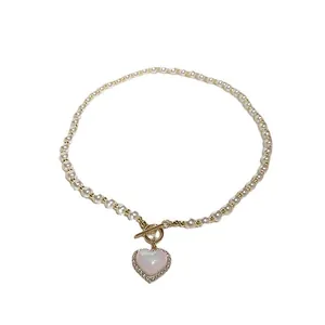 Élégant collier de perles blanches avec pendentif cœur étincelant et fermoir doré