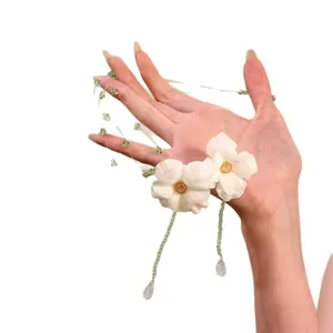 Elegante collana di fiori in tessuto con perline di vetro verdi e ciondolo a goccia.