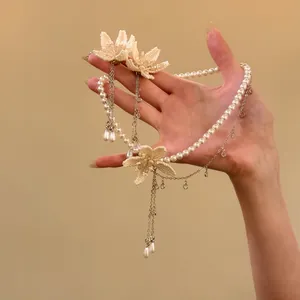 Detailansicht einer Bohème-Perlenkette mit zarten Perlenblumenanhängern