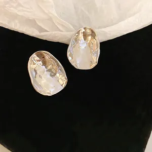 Minimalistische onregelmatige zilveren metalen oorknopjes voor dames SKU-weergave