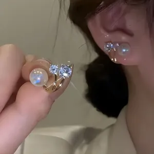 Elegante goldfarbene Ohrringe im koreanischen Stil mit Perle und Mikropflaster-Kristallen.