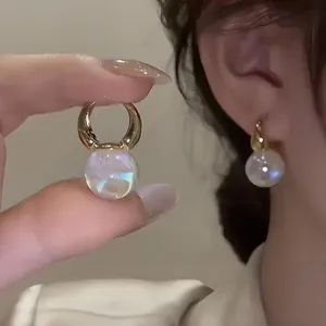 Detailansicht von luxuriösen Silbernadel-Perlenohrringen mit irisierendem Finish