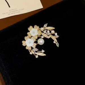 Broche fleur luxueuse plaquée or avec zircons cubiques et perles blanches élégantes