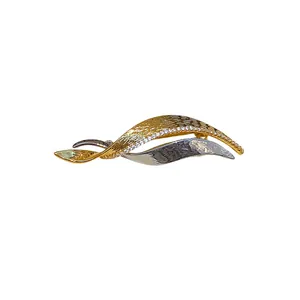 Broche élégante bicolore ondulée plaquée or avec des accents de zircons cubiques