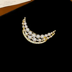 Gros plan d'une élégante broche croissant de lune avec perles et zircons sur fond noir