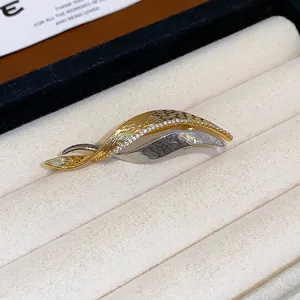Vue détaillée de la broche feuille bicolore avec pavé de zircons